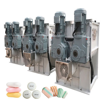 Precieze zeepnoedels die worden gemengd met een zeepmixer en elektrische/stoomverwarming